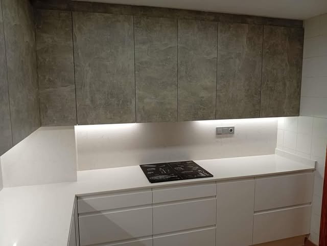 Cocina de una vivienda de Almansa con iluminación LED integrada bajo los muebles