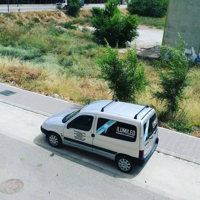Furgoneta rotulada de ILUMILED Almansa aparcada en una calle de Almansa