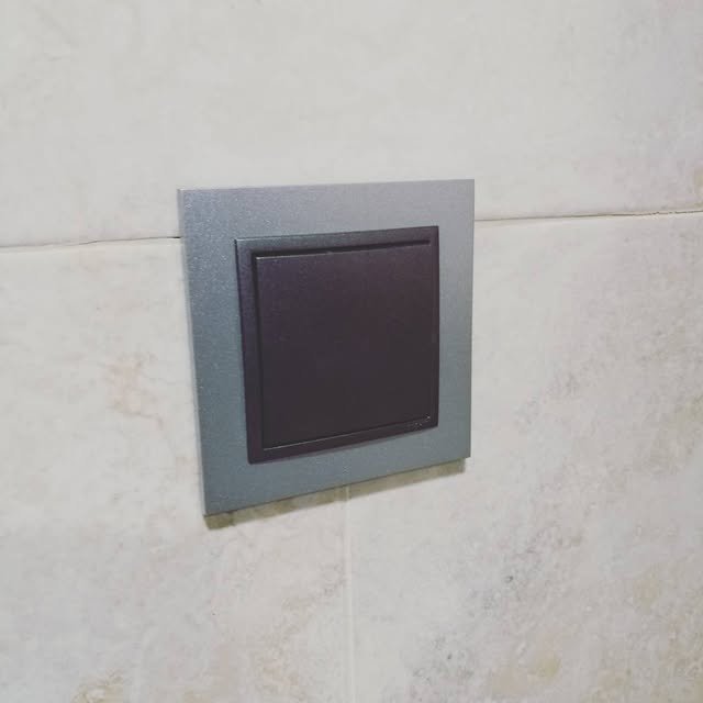 Sustitución de un interruptor y mecanismo eléctrico en la pared de una vivienda