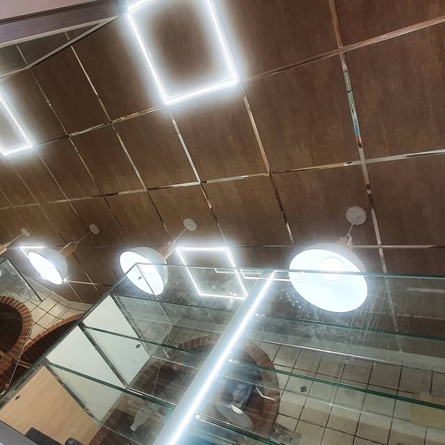 Comercio de Almansa con vitrinas y paneles de iluminación LED instalados por ILUMILED