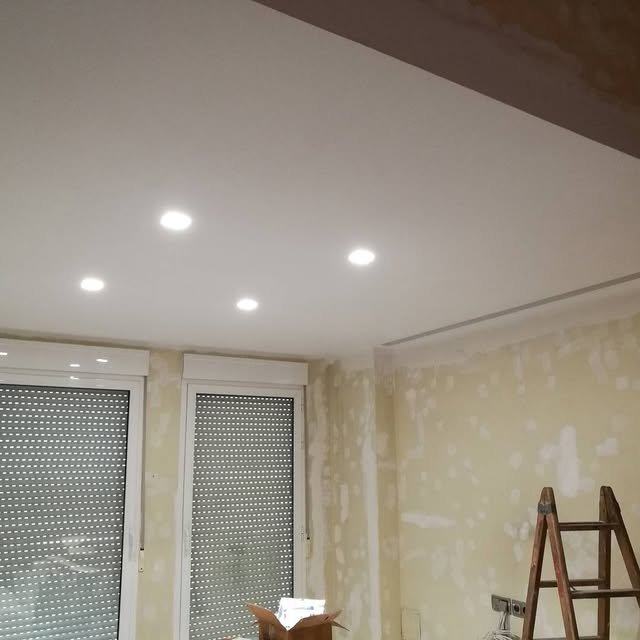 Focos LED empotrados instalados en el techo de una vivienda en obra