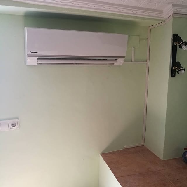 Unidad interior de aire acondicionado instalada en la pared de una vivienda