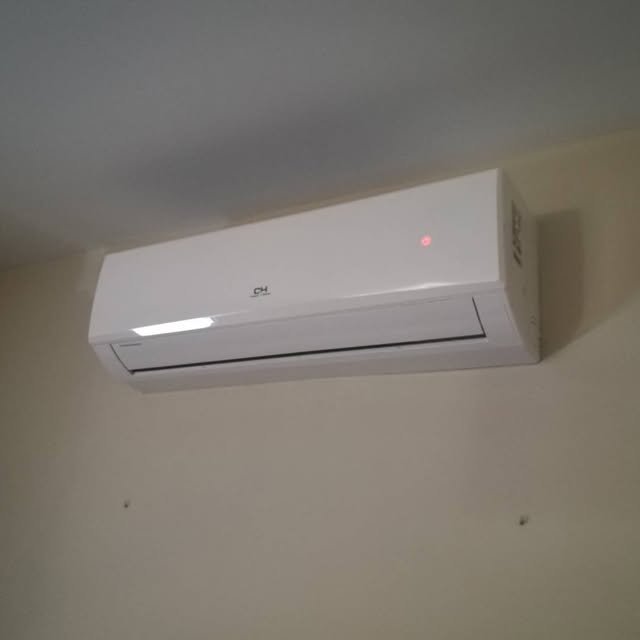 Portal y escalera de una comunidad de vecinos con iluminación LED perimetral